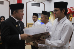 Bupati Kuningan menyerahkan remisi secara simbolis kepada warga binaan.